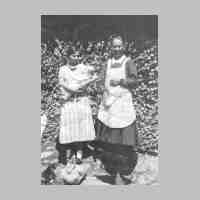 015-0077 Sommer 1938 am Schindelhaus. Frau Jonischkeit mit Baby und Marie Petzke..JPG